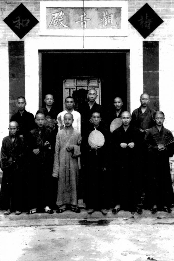 1950年初，融靈長老（前排右一）從泰國修學回來，與暢懷老和尚（後排左一）、宏量法師（後排左二）、源慧法師（前排左二）及智海法師等（前排左三）攝於觀音殿。（由天台精舍提供）
