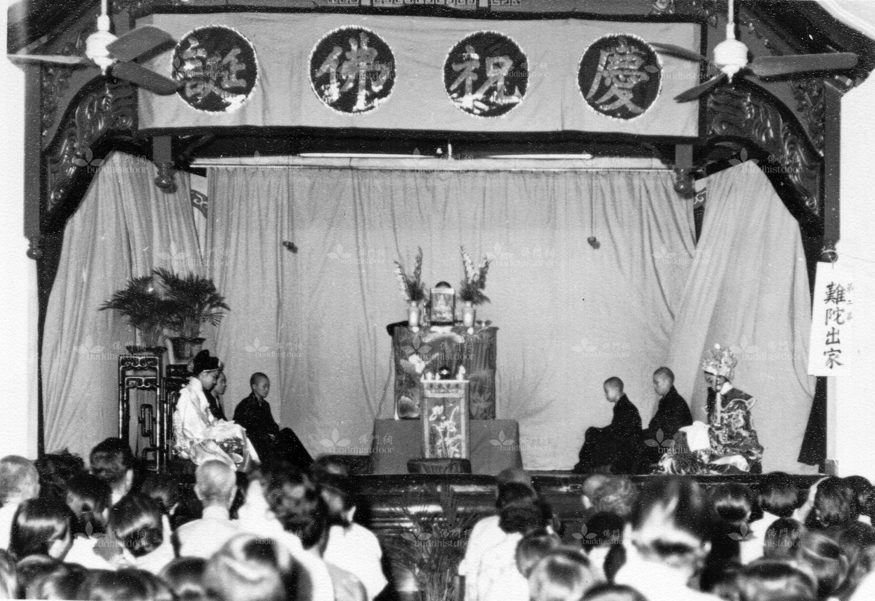 在學校禮堂表演佛化話劇,是東蓮覺苑寶覺學校早年慶祝佛誕的重頭戲。(佛門網藏)