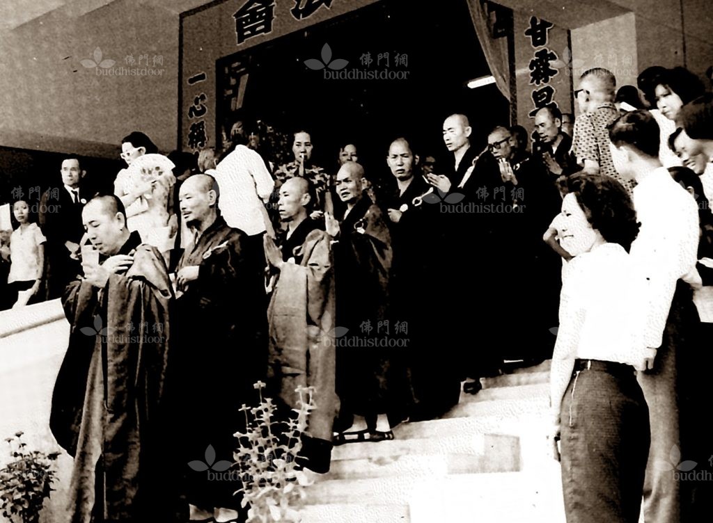 1963年的「香港佛教同人聯合祈雨大會」，規模之大、信眾之多，空前僅見。（筆者藏）