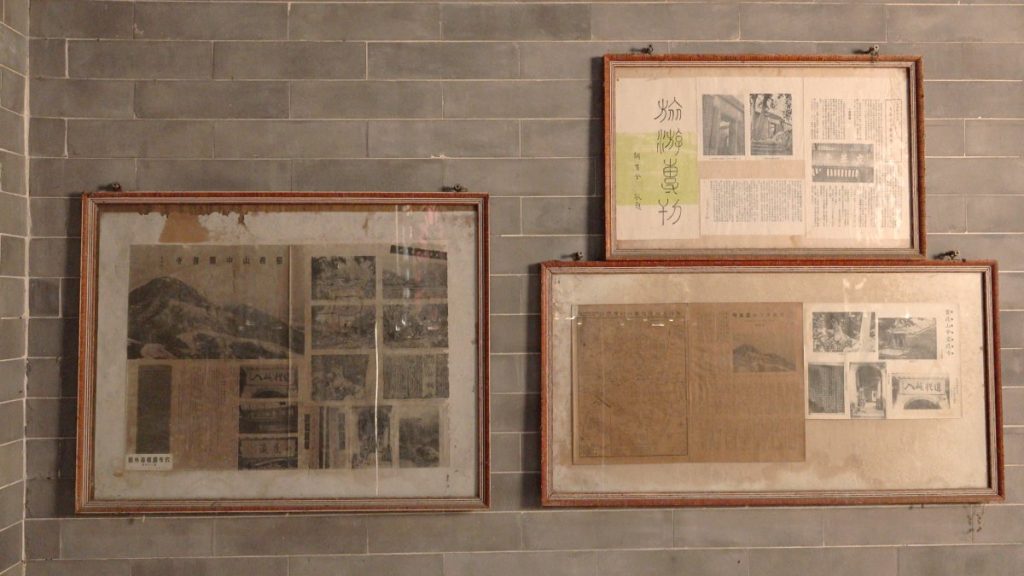 客堂內掛有舊雜誌，記錄了上世紀六、七十年代對靈渡寺勝景的描述，十分珍貴。（圖：梁生庚）