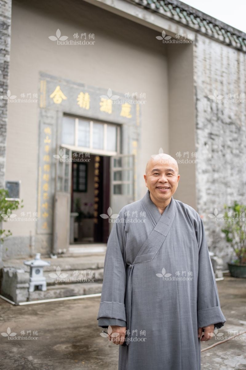 洞鈜法師得到妙慧法師託付，為鹿湖精舍開創新面貌。他笑言，自己 是修葺工程項目負責人，而非住持。
