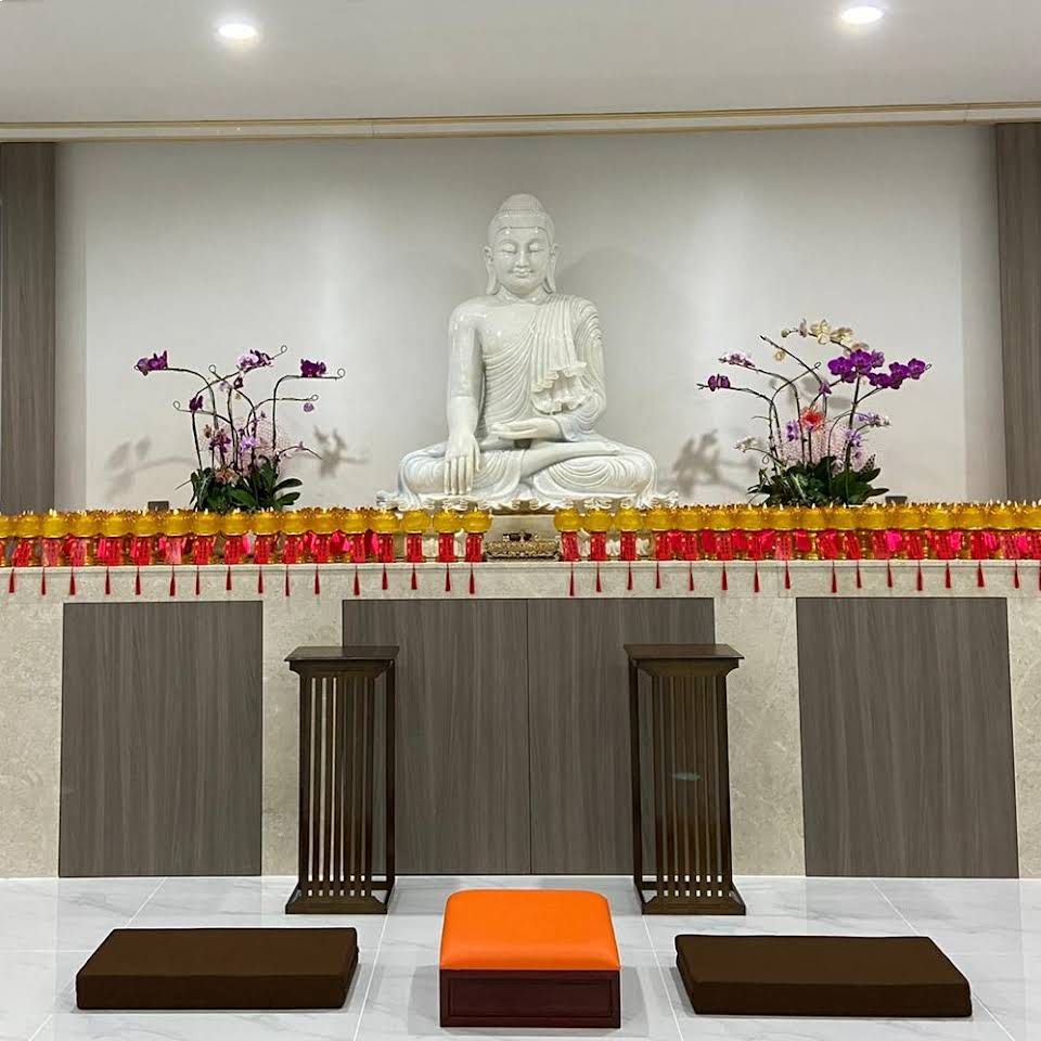 洞鈜法師在荃灣開辦鹿湖文教中心，中心定期舉行佛學班及禪與藝工作坊。