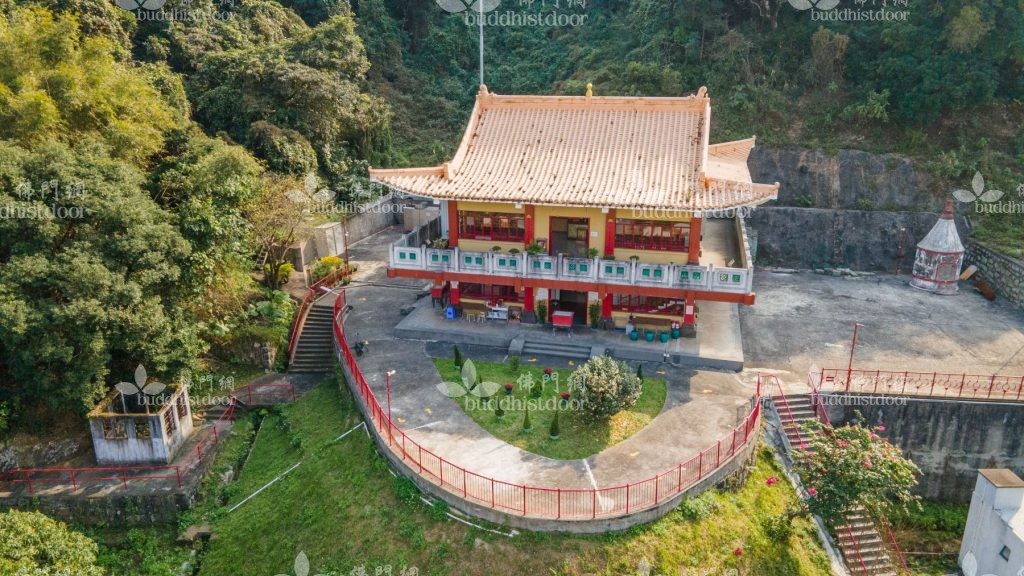 地藏殿和紀念堂位於半春園半山高曠之地