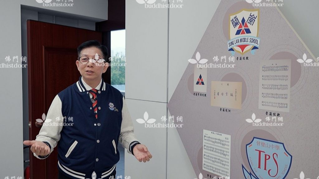 2023年，何沛勝校長於曾璧山（崇蘭）中學創校百週年時，介紹該校的校史室。