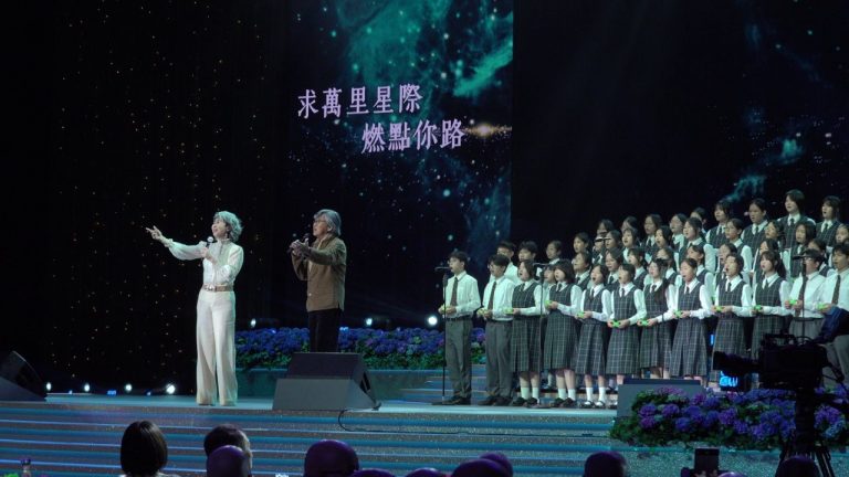 林子祥與葉蒨文擔任音樂壓軸嘉賓，聯同佛教黃允畋中學合唱團一起獻唱《每一個晚上》。