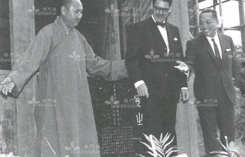 1968年11月28日，社會福利署署長魯佐芝（中）主持東林安老院奠基典禮，右為安老院籌委會主席何耀光、左為籌委會委員永惺法師。（摘自《菩提路上——永惺長老傳》，獲東林念佛堂授權刊載）