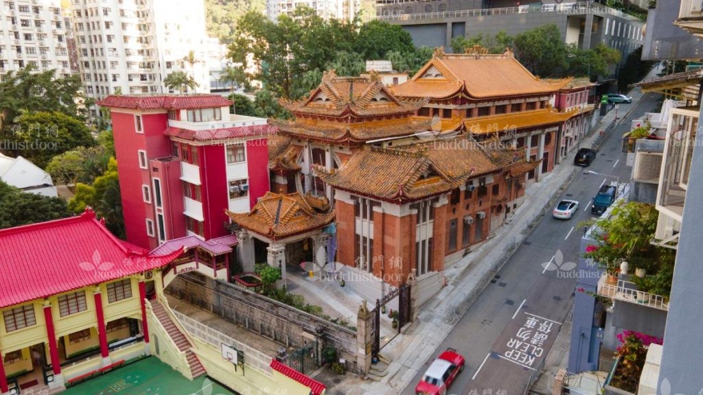 東蓮覺苑沿着山勢斜坡建於跑馬地山光道上，整體外貌呈船型，寄寓求法者若要前往彼岸，需先作好逆流而上的準備。（梁生庚攝）